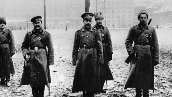 Солдаты сопровождают арестованного унтер-офицера во время Февральской революции. 1917 год Солдаты сопровождают арестованного унтер-офицера во время Февральской революции. 1917 год