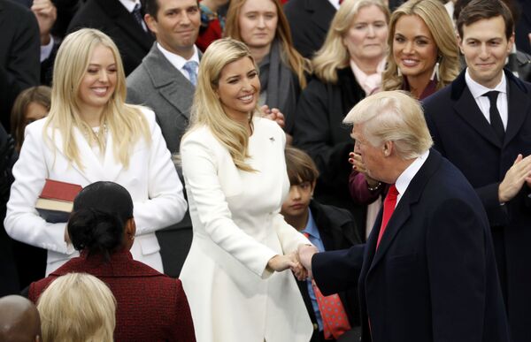 Избранный президент Дональд Трамп приветствует своих дочерей. 20 января 2017 Избранный президент Дональд Трамп приветствует своих дочерей. 20 января 2017