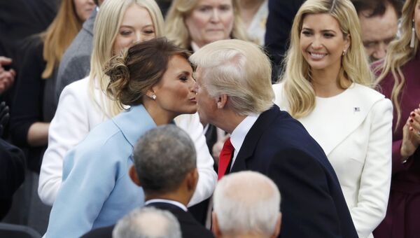 Президент США Дональд Трамп целует супругу Меланью после принятия присяги в Капитолии в Вашингтоне, США. 20 января 2017 Президент США Дональд Трамп целует супругу Меланью после принятия присяги в Капитолии в Вашингтоне, США. 20 января 2017