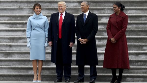45-й президент США Дональд Трамп и экс-президент страны Барак Обама с супругами стоят на ступенях Капитолия перед отлетом Барака Обамы на военную базу Эндрюс. 20 января 2017 года 45-й президент США Дональд Трамп и экс-президент страны Барак Обама с супругами стоят на ступенях Капитолия перед отлетом Барака Обамы на военную базу Эндрюс. 20 января 2017 года