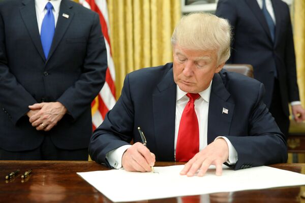 Трамп подписывает свой первый указ. 20 января 2017 год Трамп подписывает свой первый указ. 20 января 2017 год