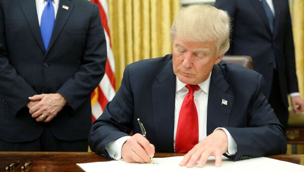 Трамп подписывает указ. Архивное фото Трамп подписывает указ. Архивное фото