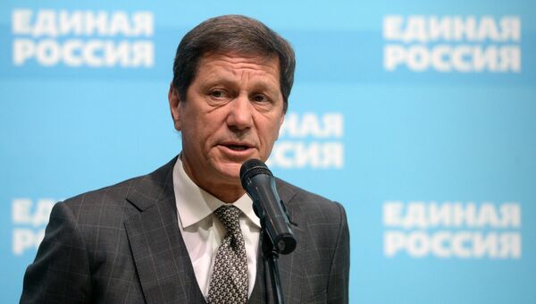 Первый заместитель председателя Госдумы РФ Александр Жуков отвечает на вопросы журналистов перед началом XVI съезда партии Единая Россия в Москве Первый заместитель председателя Госдумы РФ Александр Жуков отвечает на вопросы журналистов перед началом XVI съезда партии Единая Россия в Москве