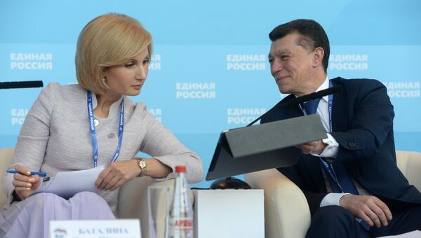 Член комитета Госдумы РФ по государственному строительству и законодательству Ольга Баталина и министр труда и социальной защиты РФ Максим Топилин на XVI съезде партии Единая Россия в Москве Член комитета Госдумы РФ по государственному строительству и законодательству Ольга Баталина и министр труда и социальной защиты РФ Максим Топилин на XVI съезде партии Единая Россия в Москве