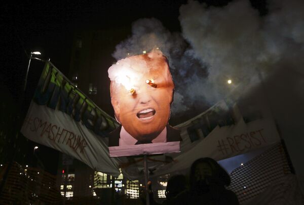 Протесты против Дональда Трампа возле здания консульства США в Милане Протесты против Дональда Трампа возле здания консульства США в Милане