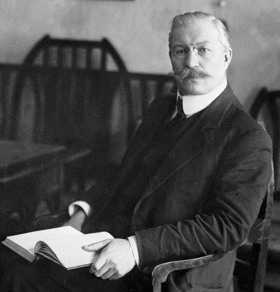 Павел Николаевич Милюков (1859-1943), русский политический деятель, историк и публицист. Министр иностранных дел Временного правительства в 1917 году. С 1916 г. почётный доктор Кембриджского университета. Павел Николаевич Милюков (1859-1943), русский политический деятель, историк и публицист. Министр иностранных дел Временного правительства в 1917 году. С 1916 г. почётный доктор Кембриджского университета.