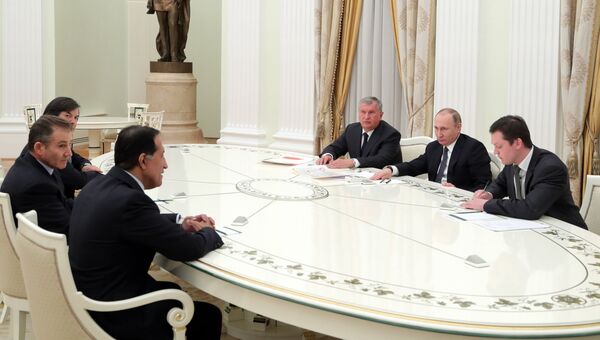Президент РФ Владимир Путин и главный исполнительный директор ПАО НК Роснефть Игорь Сечин на встрече с представителями зарубежных деловых кругов. 25 января 2017 Президент РФ Владимир Путин и главный исполнительный директор ПАО НК Роснефть Игорь Сечин на встрече с представителями зарубежных деловых кругов. 25 января 2017
