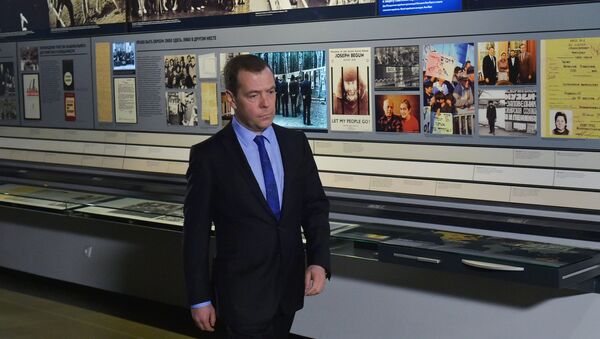 Председатель правительства РФ Дмитрий Медведев во время посещения Еврейского музея и центра толерантности в Москве. 26 января 2017 Председатель правительства РФ Дмитрий Медведев во время посещения Еврейского музея и центра толерантности в Москве. 26 января 2017
