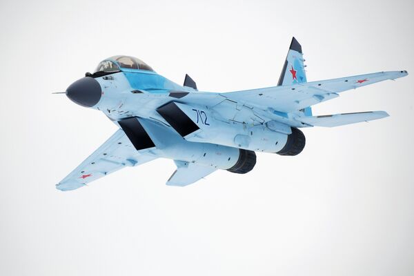 Авиационный комплекс МиГ-35 во время летной демонстрации на презентации в Московской области Авиационный комплекс МиГ-35 во время летной демонстрации на презентации в Московской области