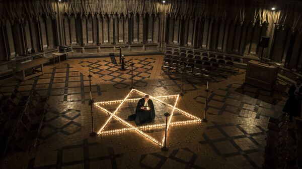 600 свечей в форме звезды Давида, приуроченные к Международному дню памяти жертв Холокоста, Англия 
