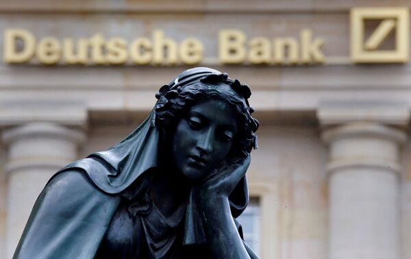 Статуя рядом с офисом компании Deutsche Bank во Франкфурте-на-Майне, Германия Статуя рядом с офисом компании Deutsche Bank во Франкфурте-на-Майне, Германия
