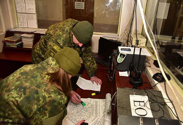Сотрудники правоохранительных органов и военные в Авдеевке, Украина Сотрудники правоохранительных органов и военные в Авдеевке, Украина