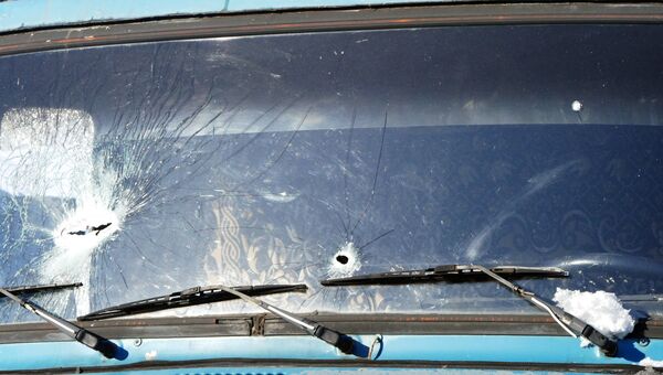 Поврежденное лобовое стекло грузового автомобиля в Куйбышевском районе Донецка, пострадавшее в результате обстрела украинскими силовиками Поврежденное лобовое стекло грузового автомобиля в Куйбышевском районе Донецка, пострадавшее в результате обстрела украинскими силовиками