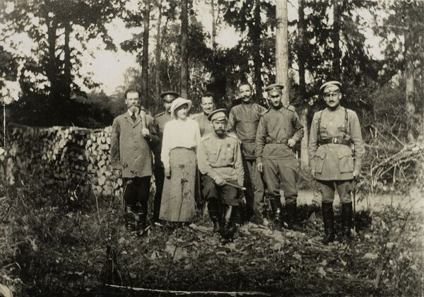 Николай II с семьей в Царском селе после отречения. 1917 год Николай II с семьей в Царском селе после отречения. 1917 год