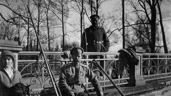 Николай II и его дочь Татьяна у моста в Александровском парке. 1917 год Николай II и его дочь Татьяна у моста в Александровском парке. 1917 год