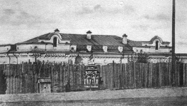 Дом Ипатьева в Екатеринбурге, в подвале которого в ночь с 16 на 17 июля 1918 года был расстрелян вместе с семьей Николай II Дом Ипатьева в Екатеринбурге, в подвале которого в ночь с 16 на 17 июля 1918 года был расстрелян вместе с семьей Николай II