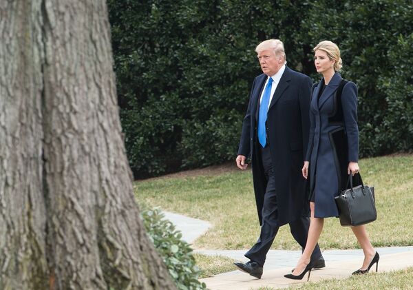 Президент США Дональд Трамп с дочерью Иванкой Трамп идут на борт Marine One в Белом доме, Вашингтон. 1 февраля 2017 Президент США Дональд Трамп с дочерью Иванкой Трамп идут на борт Marine One в Белом доме, Вашингтон. 1 февраля 2017