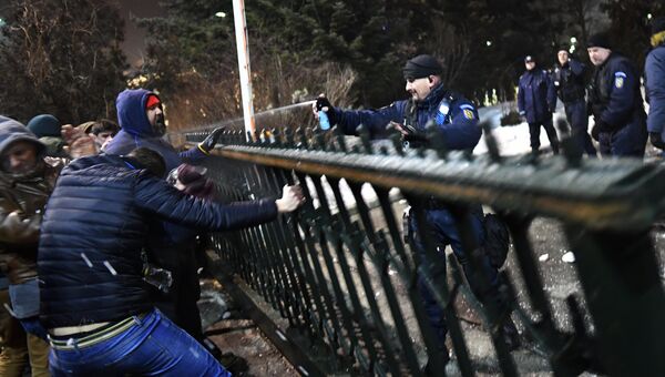 Жандарм применяет перцовые баллончики во время акции протеста в Румынии Жандарм применяет перцовые баллончики во время акции протеста в Румынии