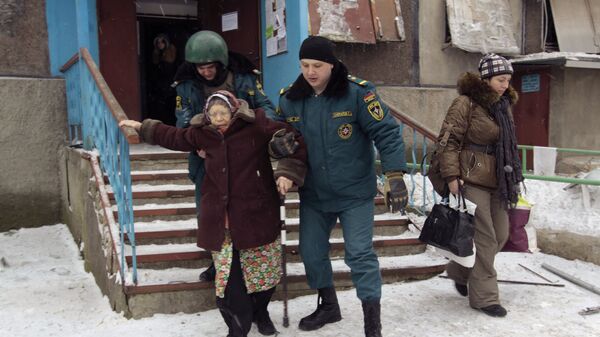 Сотрудники МЧС ДНР помогают жительнице спуститься во время эвакуации людей из опасных районов Донецка Сотрудники МЧС ДНР помогают жительнице спуститься во время эвакуации людей из опасных районов Донецка