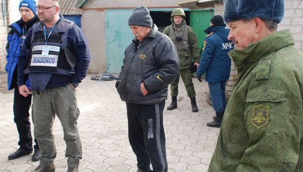 Представители ОБСЕ и бойцы народной милиции ДНР в селе Коминтерново Донецкой области Представители ОБСЕ и бойцы народной милиции ДНР в селе Коминтерново Донецкой области