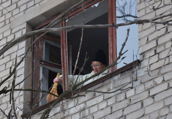 Последствия ночного обстрела в Донецке Последствия ночного обстрела в Донецке