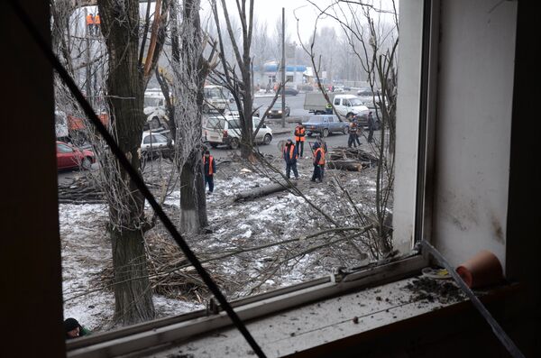 Последствия ночного обстрела в Калининском районе Донецка Последствия ночного обстрела в Калининском районе Донецка