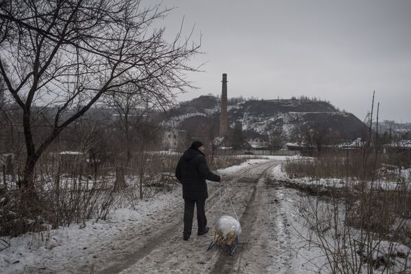 Мужчина на окраине Донецка Мужчина на окраине Донецка