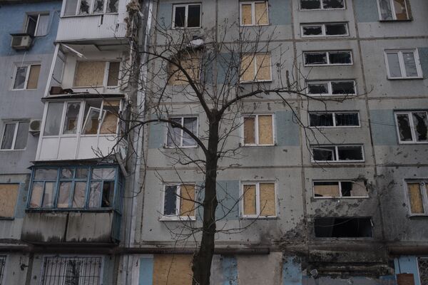 Здание, поврежденное в результате обстрелов, в Киевском районе Донецка Здание, поврежденное в результате обстрелов, в Киевском районе Донецка