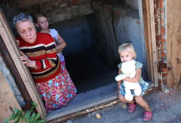 Дети и женщина, живущие в бомбоубежище в одном из окраинных районов Донецка, продолжающих подвергаться обстрелам со стороны украинских силовиков Дети и женщина, живущие в бомбоубежище в одном из окраинных районов Донецка, продолжающих подвергаться обстрелам со стороны украинских силовиков