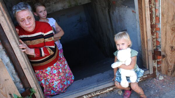 Дети и женщина, живущие в бомбоубежище в одном из окраинных районов Донецка, продолжающих подвергаться обстрелам со стороны украинских силовиков Дети и женщина, живущие в бомбоубежище в одном из окраинных районов Донецка, продолжающих подвергаться обстрелам со стороны украинских силовиков