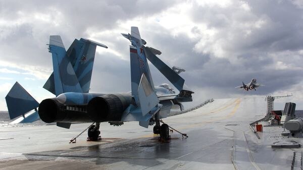 Истребители Су-33 и МиГ-29К на палубе тяжелого авианесущего крейсера Адмирал Кузнецов в Средиземном море Истребители Су-33 и МиГ-29К на палубе тяжелого авианесущего крейсера Адмирал Кузнецов в Средиземном море