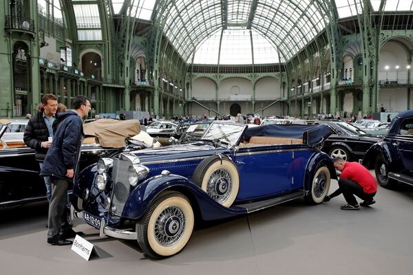 Mercedes-Benz 320 3.2-Litre Cabriolet B на выставке старинных автомобилей аукционного дома Bonhams Mercedes-Benz 320 3.2-Litre Cabriolet B на выставке старинных автомобилей аукционного дома Bonhams
