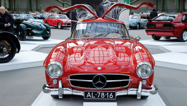 Mercedes-Benz 300 SL 'Gullwing' Coupe на выставке старинных автомобилей аукционного дома Bonhams Mercedes-Benz 300 SL 'Gullwing' Coupe на выставке старинных автомобилей аукционного дома Bonhams