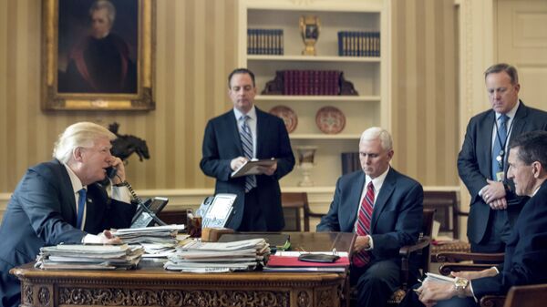 Президент США Дональд Трамп говорит по телефону с президентом России Владимиром Путиным Президент США Дональд Трамп говорит по телефону с президентом России Владимиром Путиным