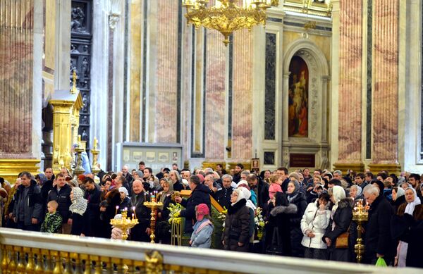 Крестный ход у Исаакиевского собора в Петербурге Крестный ход у Исаакиевского собора в Петербурге