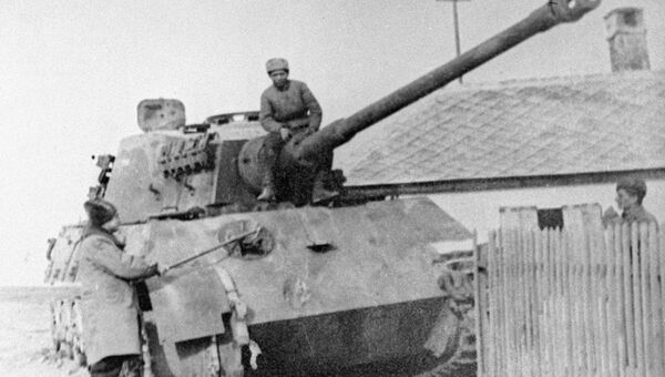 Немецкий танк Королевский тигр, подбитый в бою советскими воинами Немецкий танк Королевский тигр, подбитый в бою советскими воинами