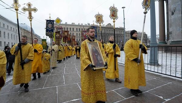 Крестный ход вокруг Исаакиевского собора по завершении божественной литургии Крестный ход вокруг Исаакиевского собора по завершении божественной литургии