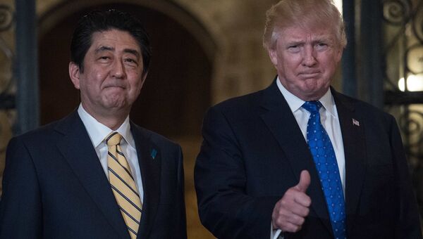 Президент США Дональд Трамп и премьер-министр Японии Синдзо Абэ. Архивное фото Президент США Дональд Трамп и премьер-министр Японии Синдзо Абэ. Архивное фото