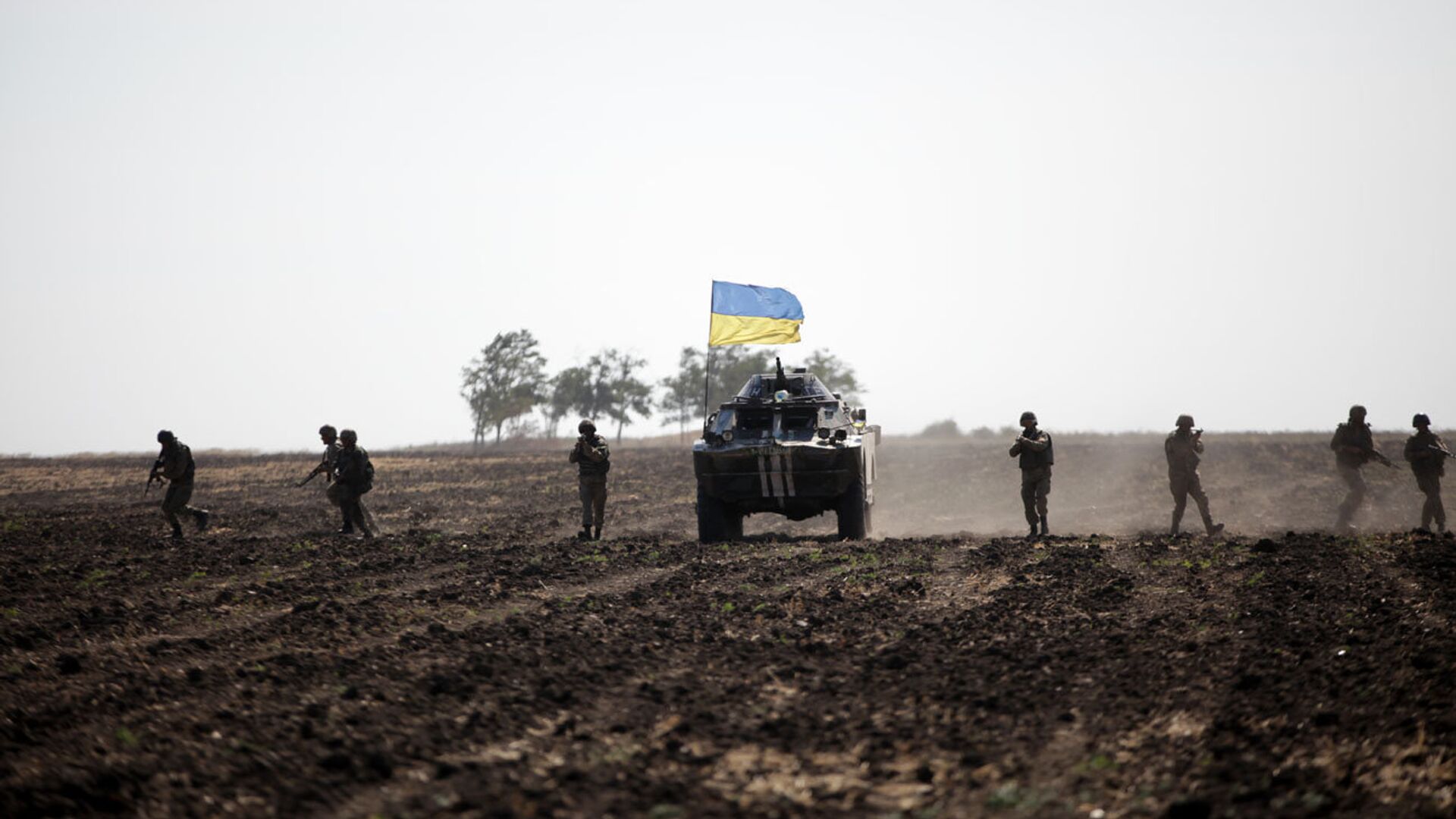 ЛНР обвинила Киев в размещении бронетехники в жилых районах Донбасса