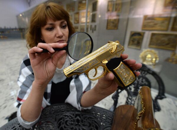 Сотрудница Златоустовской оружейной фабрики проверяет образцы подарочного и наградного оружия для министерства обороны РФ Сотрудница Златоустовской оружейной фабрики проверяет образцы подарочного и наградного оружия для министерства обороны РФ