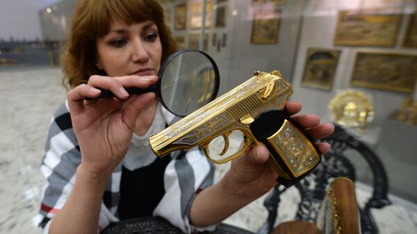 Сотрудница Златоустовской оружейной фабрики проверяет образцы подарочного и наградного оружия для министерства обороны РФ Сотрудница Златоустовской оружейной фабрики проверяет образцы подарочного и наградного оружия для министерства обороны РФ