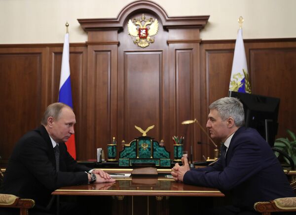 Президент РФ Владимир Путин и временно исполняющий обязанности главы Республики Карелия Артур Парфенчиков во время встречи. 15 февраля 2017 Президент РФ Владимир Путин и временно исполняющий обязанности главы Республики Карелия Артур Парфенчиков во время встречи. 15 февраля 2017
