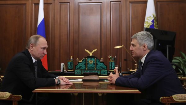 Президент РФ Владимир Путин и временно исполняющий обязанности главы Республики Карелия Артур Парфенчиков во время встречи. 15 февраля 2017 Президент РФ Владимир Путин и временно исполняющий обязанности главы Республики Карелия Артур Парфенчиков во время встречи. 15 февраля 2017