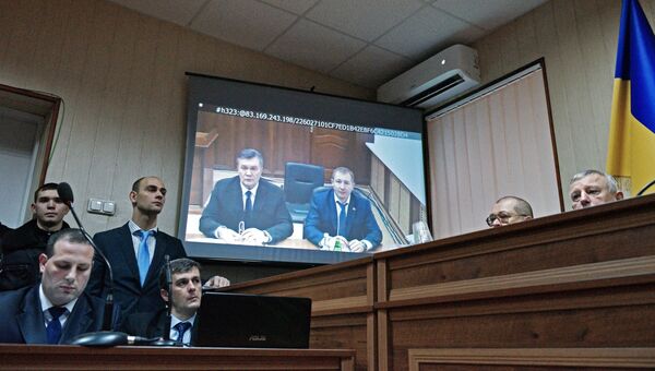 Бывший президент Украины Виктор Янукович во время видеотрансляции на экране монитора в Святошинском районном суде Киева. Архивное фото Бывший президент Украины Виктор Янукович во время видеотрансляции на экране монитора в Святошинском районном суде Киева. Архивное фото
