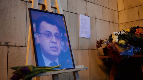 Портрет убитого посла России в Турции Андрея Карлова у здания министерства иностранных дел РФ