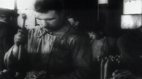 Труд рабочих на заводе до революции 1917 года. Кадры кинохроники Труд рабочих на заводе до революции 1917 года. Кадры кинохроники
