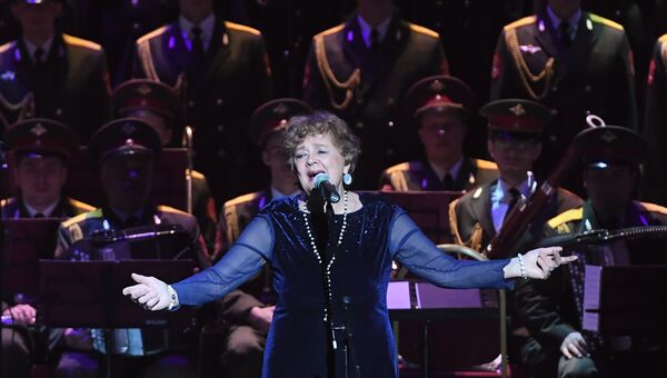 Актриса Алина Покровская во время выступления нового состава ансамбля песни и пляски Российской армии имени А. В. Александрова в Центральном академическом театре Российской армии в Москве Актриса Алина Покровская во время выступления нового состава ансамбля песни и пляски Российской армии имени А. В. Александрова в Центральном академическом театре Российской армии в Москве