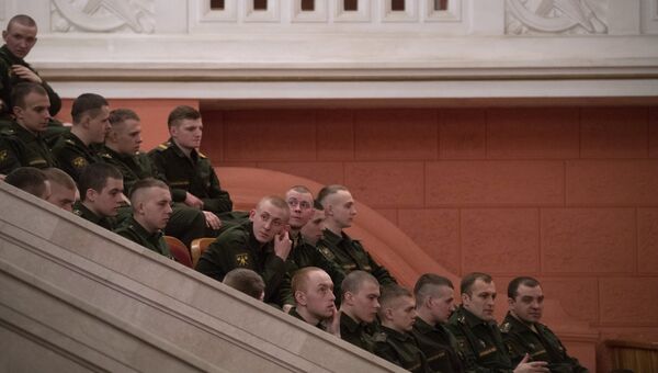 Зрители перед выступлением нового состава ансамбля песни и пляски Российской армии имени А. В. Александрова в Центральном академическом театре Российской армии в Москве Зрители перед выступлением нового состава ансамбля песни и пляски Российской армии имени А. В. Александрова в Центральном академическом театре Российской армии в Москве