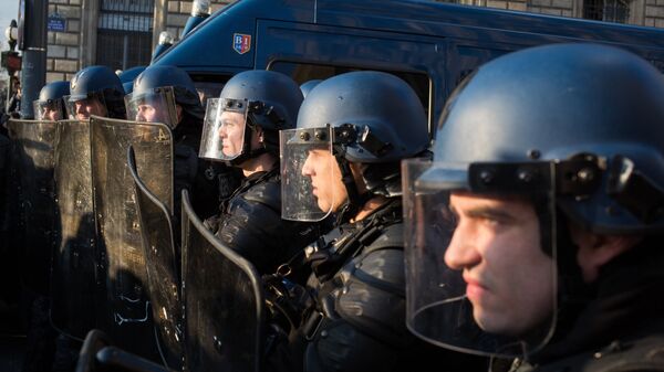 Сотрудники полиции в Париже Сотрудники полиции в Париже