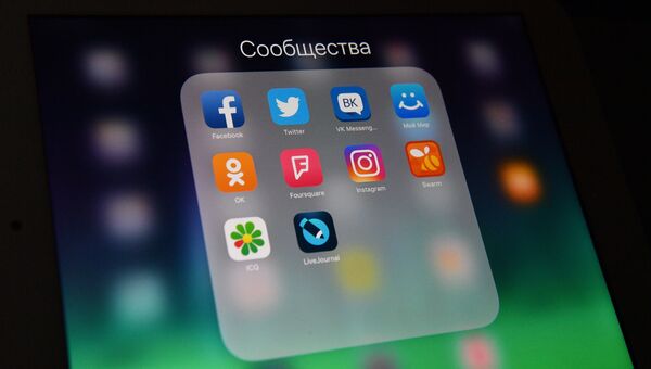 Иконки социальных сетей на экране смартфона. Архивное фото Иконки социальных сетей на экране смартфона. Архивное фото